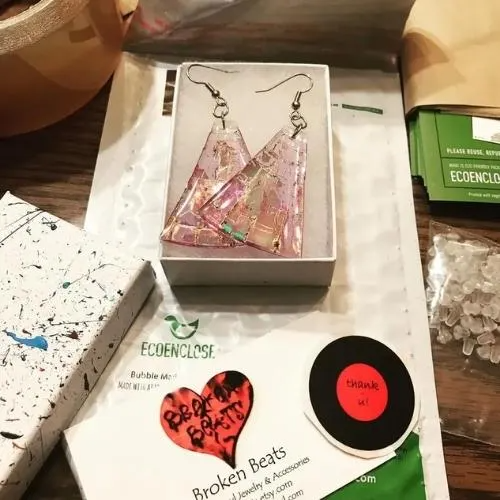 Bubble mailer for shipping jewelry